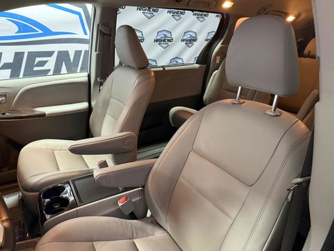 Used 2020 Toyota Sienna XLE Premium w/ Carpet Mat Package image 15