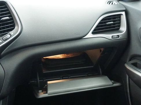 Certified 2019 Jeep Cherokee Latitude w/ Popular Appearance Group image 26