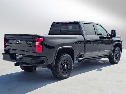 Used 2024 Chevrolet Silverado 2500 High Country w/ High Country Premium Package AWD/4WD image 3