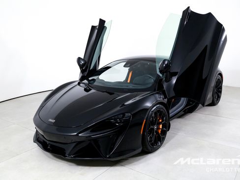 Used 2023 McLaren Artura image 5
