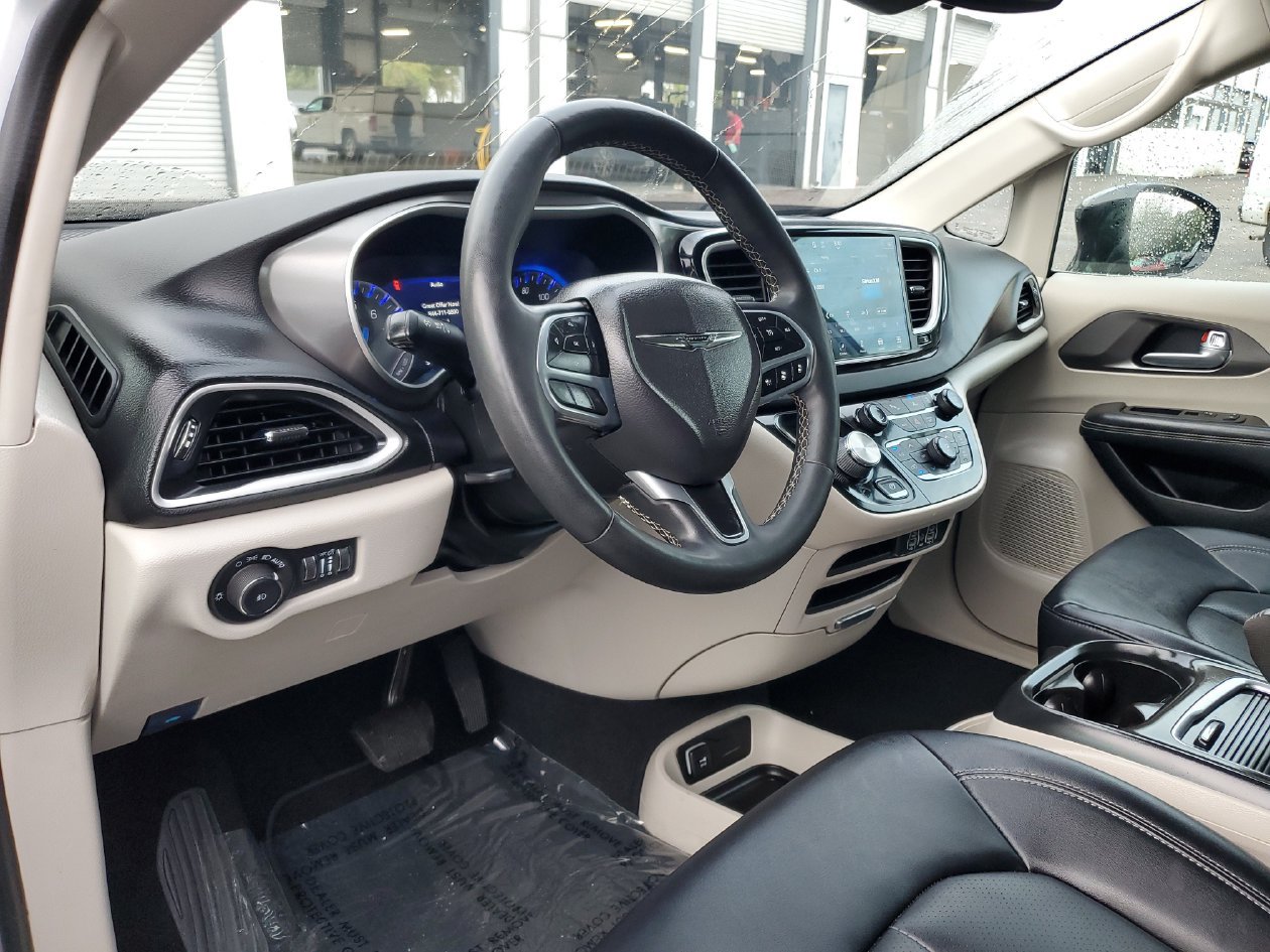 Used 2024 Chrysler Pacifica Touring-L FWD image 18