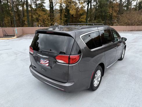 Used 2017 Chrysler Pacifica Touring-L image 11