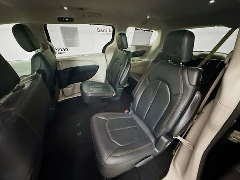 Used 2020 Chrysler Pacifica Touring-L w/ Tire & Wheel Group FWD image 24