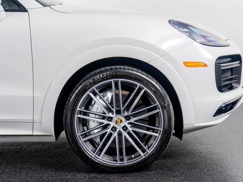 Used 2022 Porsche Cayenne Turbo image 6