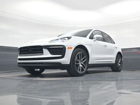 Used 2025 Porsche Macan AWD/4WD image 23