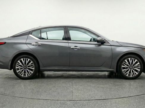 Used 2025 Nissan Altima 2.5 SV image 11