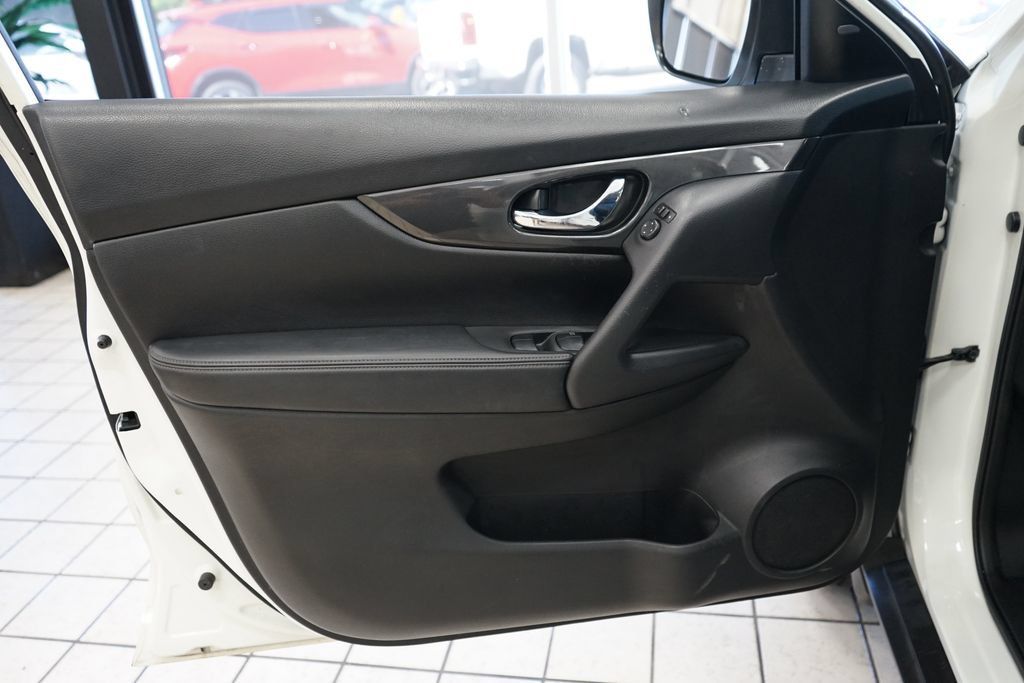 Used 2017 Nissan Rogue SV AWD/4WD image 23
