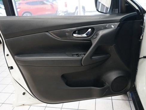 Used 2017 Nissan Rogue SV AWD/4WD image 23