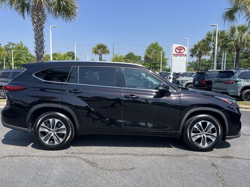 Used 2021 Toyota Highlander XLE FWD image 11