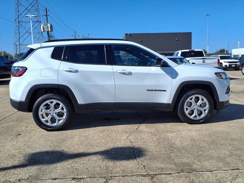 Used 2024 Jeep Compass Latitude image 24