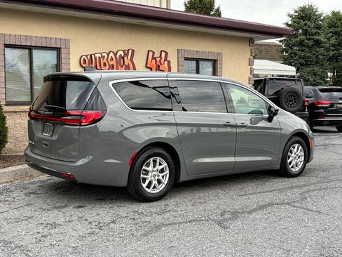 Used 2025 Chrysler Pacifica Select FWD image 2
