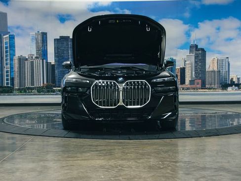 Used 2026 BMW 760i xDrive w/ Executive Package AWD/4WD image 4