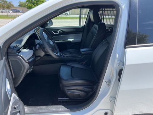 Used 2023 Jeep Compass Latitude image 6