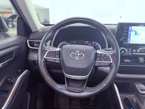Used 2022 Toyota Highlander XLE AWD/4WD image 20