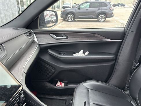 Used 2024 Jeep Grand Cherokee Limited w/ Black Appearance Package image 10