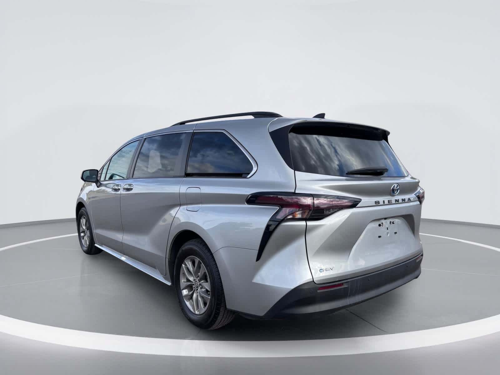 Used 2025 Toyota Sienna XLE FWD image 4