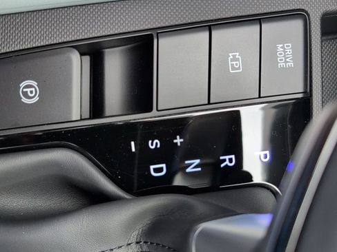 Used 2025 Hyundai Elantra Limited FWD image 17
