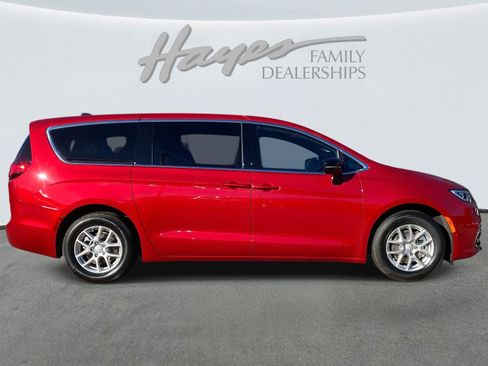 New 2026 Chrysler Pacifica Select image 3