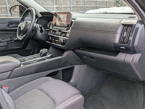 Used 2024 Nissan Pathfinder SV w/ SV Premium Package image 23