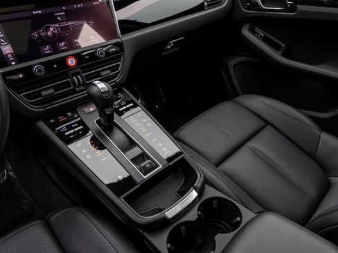 Certified 2025 Porsche Macan image 35