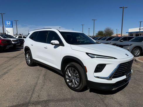 Used 2025 Buick Enclave Preferred image 3