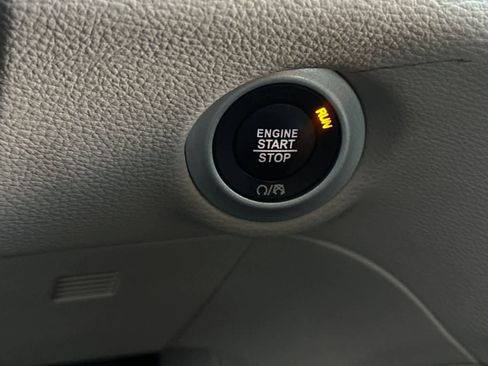 Used 2023 Chrysler Pacifica Limited FWD image 27