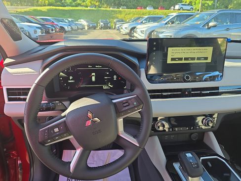 New 2025 Mitsubishi Outlander SE image 15