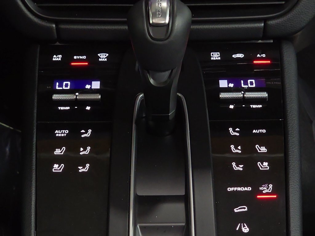 Certified 2026 Porsche Macan AWD/4WD image 19