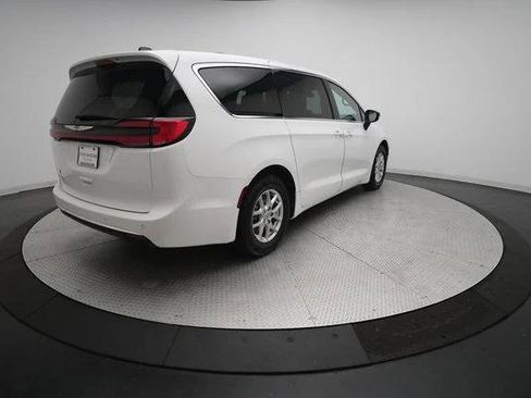 Certified 2024 Chrysler Pacifica Touring-L image 35