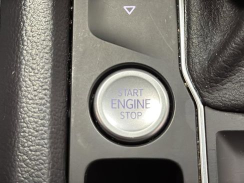 Used 2023 Volkswagen Atlas SE w/ Panoramic Sunroof Package image 23