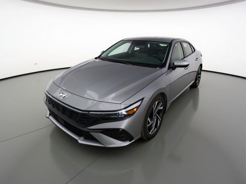 Used 2025 Hyundai Elantra SEL FWD image 3