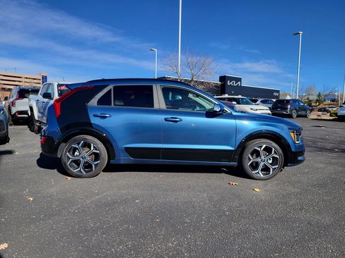 Used 2023 Kia Niro SX Touring image 3