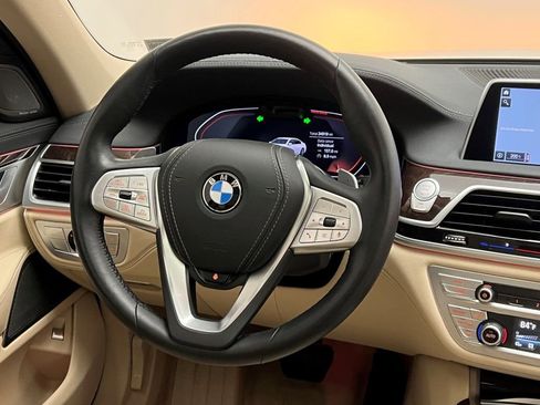 Used 2022 BMW 740i image 19