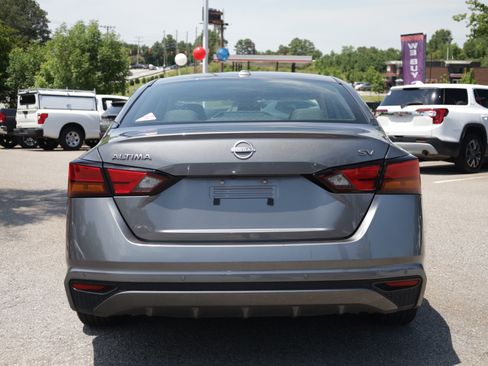 Used 2024 Nissan Altima 2.5 SV FWD image 3