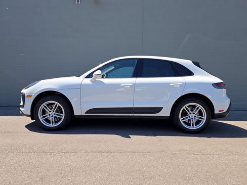 Certified 2023 Porsche Macan AWD/4WD image 2
