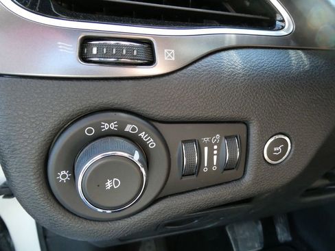 Used 2019 Jeep Cherokee Overland AWD/4WD image 26
