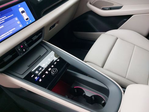 Used 2025 Porsche Macan Electric RWD image 27