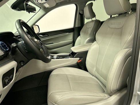 Certified 2022 Jeep Grand Cherokee Overland w/ Luxury Tech Group IV image 9