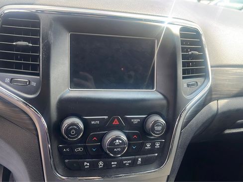 Used 2020 Jeep Grand Cherokee Laredo AWD/4WD image 11
