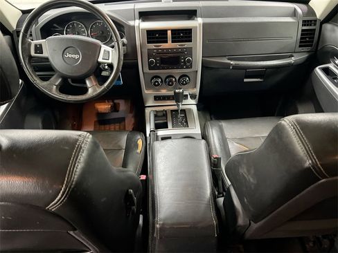 Used 2010 Jeep Liberty Limited image 10