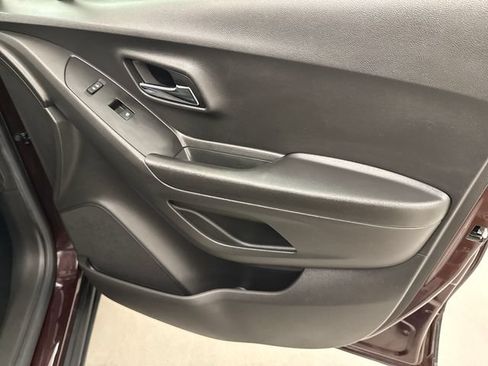 Used 2021 Chevrolet Trax LS FWD image 29