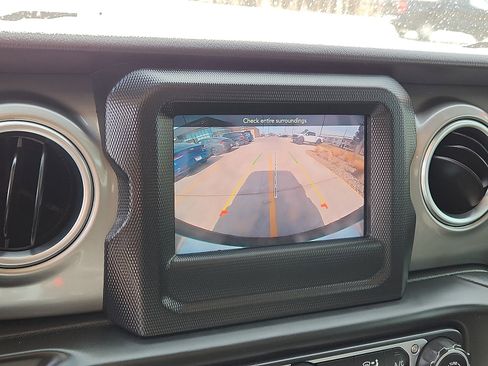 Used 2020 Jeep Wrangler Unlimited Sahara image 13