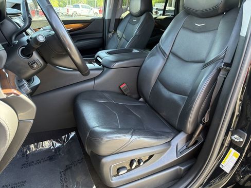 Used 2020 Cadillac Escalade Luxury w/ Escalade Sport Edition AWD/4WD image 21