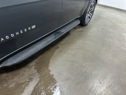 Used 2023 Jeep Wagoneer L Series II image 10