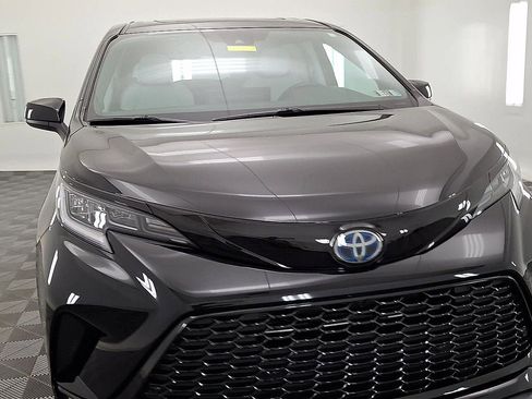 Used 2025 Toyota Sienna XSE w/ XSE Plus Package AWD/4WD image 7