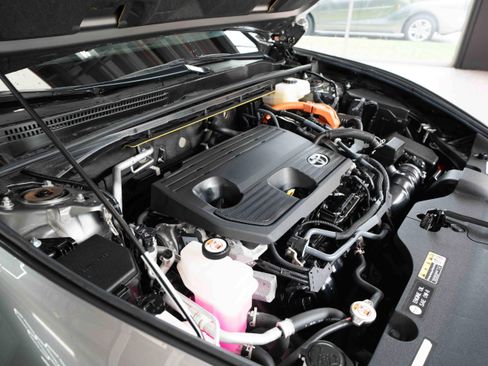 Used 2024 Toyota Crown AWD/4WD image 31