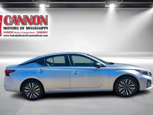 Used 2024 Nissan Altima 2.5 SV image 4