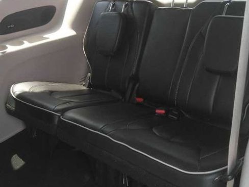 Used 2023 Chrysler Pacifica Limited FWD image 6