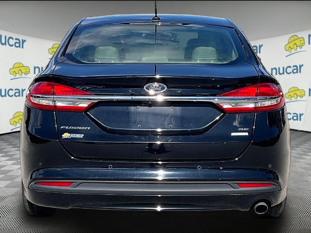 Used 2018 Ford Fusion SE w/ Fusion SE Technology Package FWD image 5