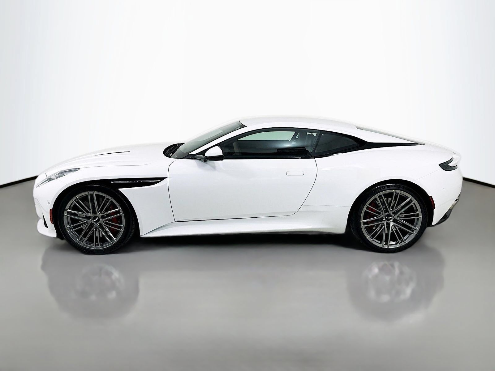 Used 2024 Aston Martin DB12 Coupe RWD image 4